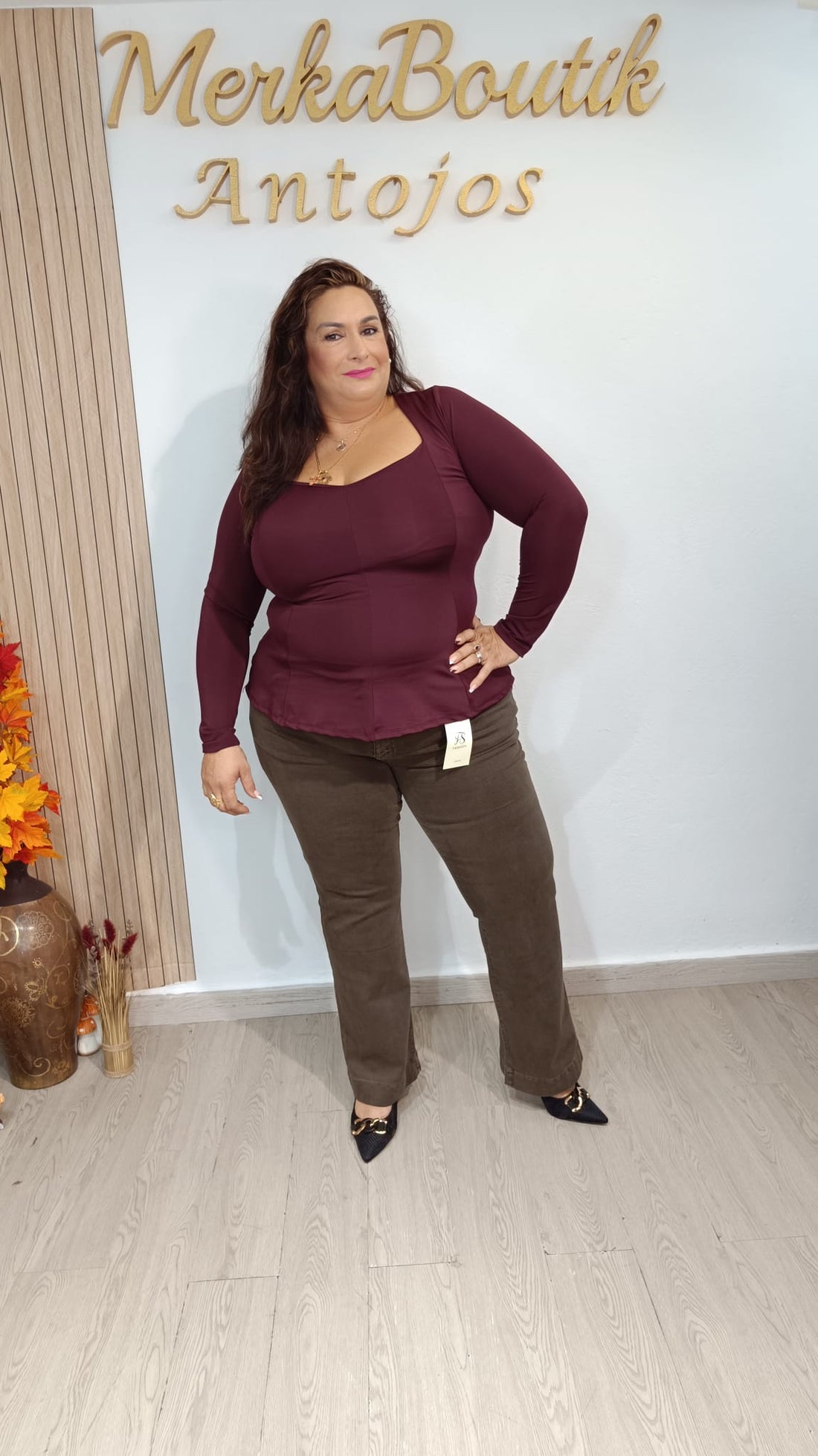 Blusa Bogotá en beige, chocolate y burdeos, de manga larga y corte evasé, mostrada por tres modelos