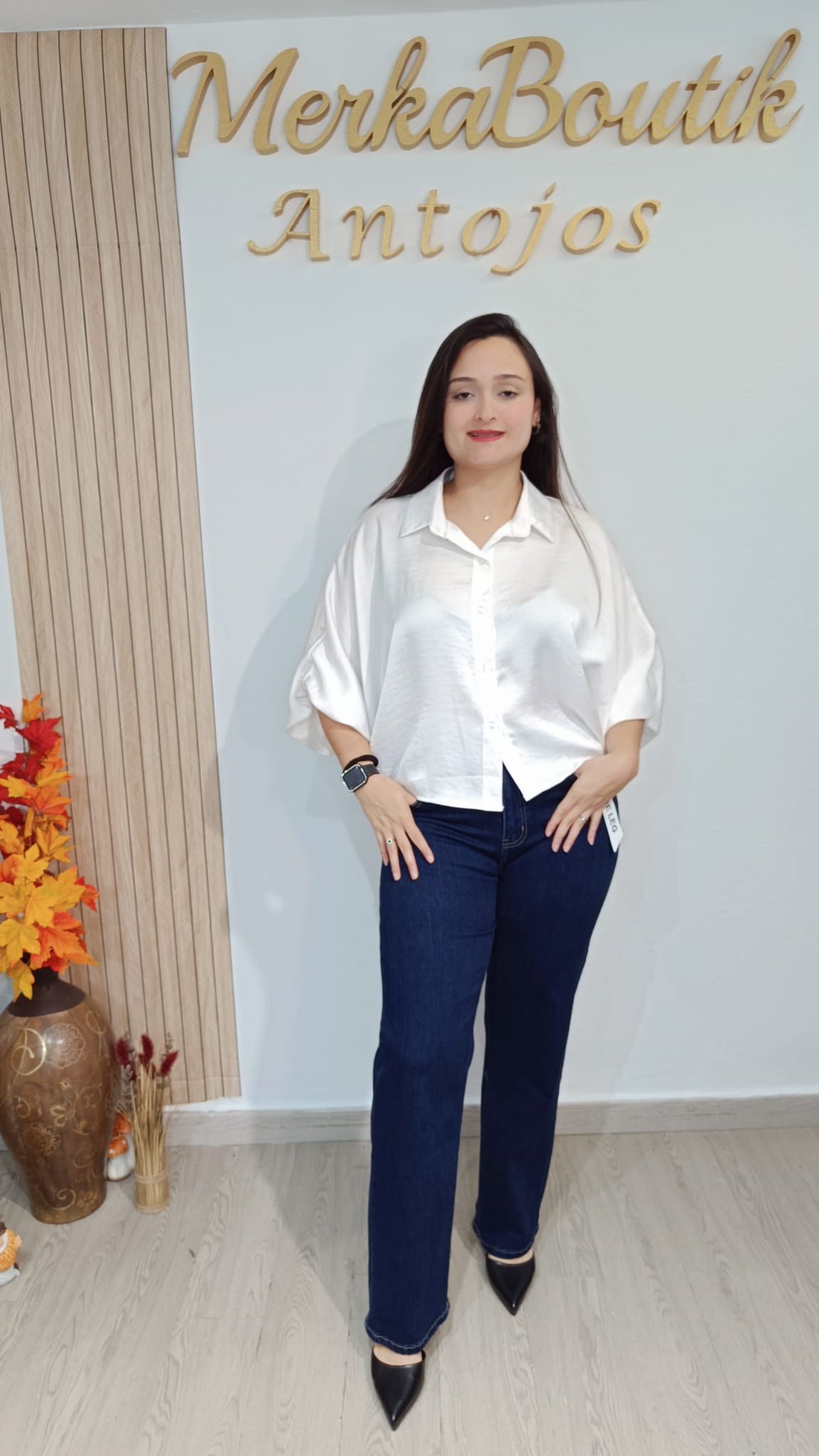 Blusa Estelar blanca de satén con cuello camisero y mangas amplias, vista frontal en modelo