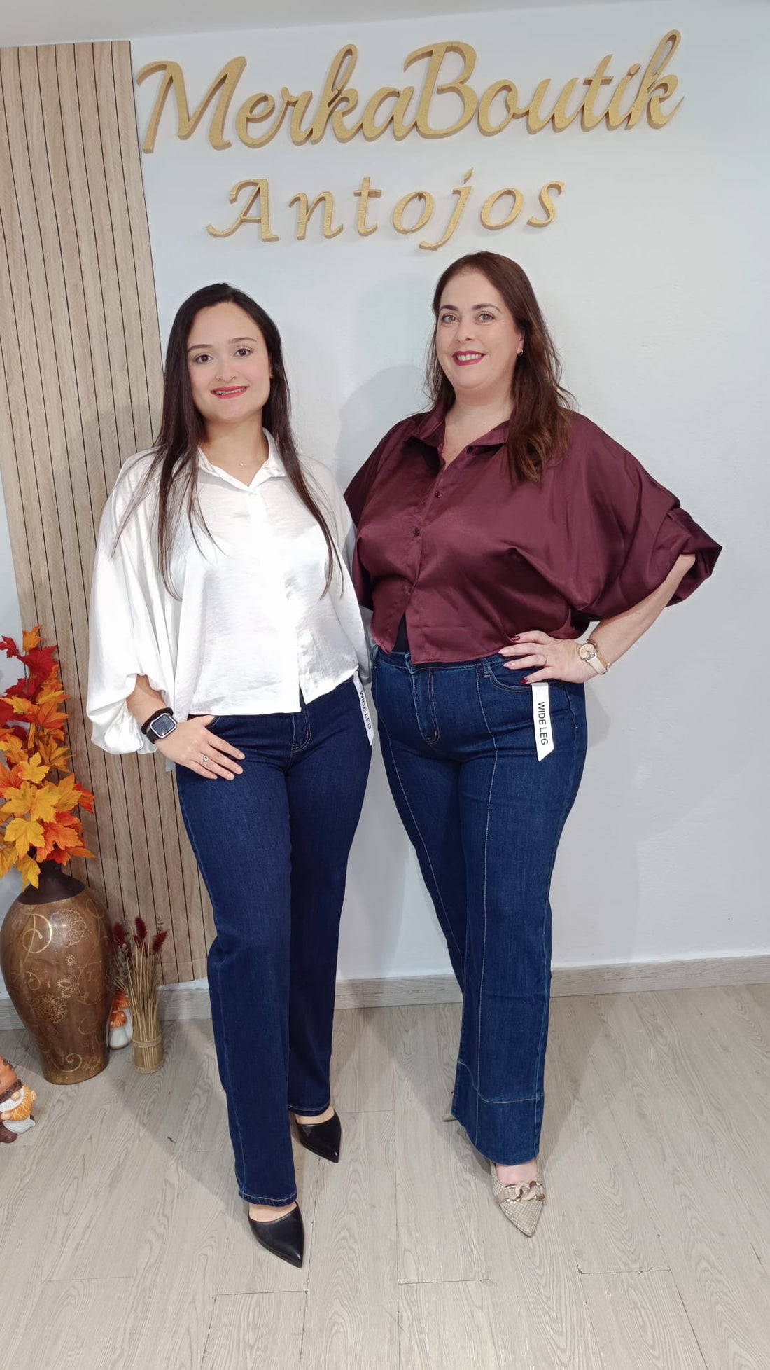 Blusa Estelar de satén en blanco y burdeos, con mangas amplias, mostrada por dos modelos