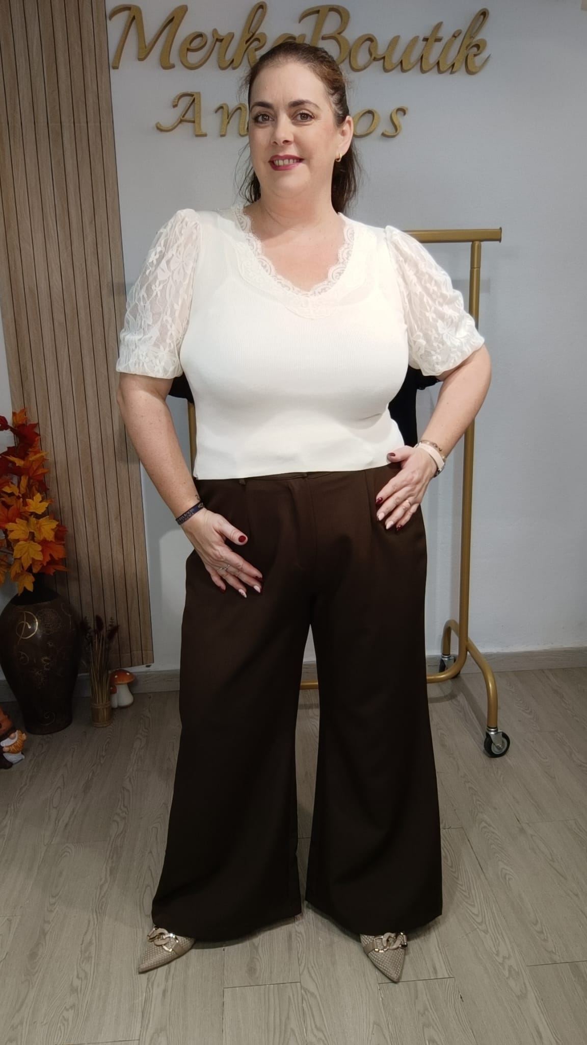 Blusa Francesa con detalles de encaje en escote y mangas