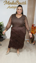 Modelo curvy con Blusa Gasa García Lunar chocolate de lunares
