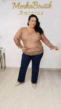 Modelo curvy con Blusa Gasa García Print camel