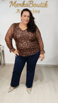 Modelo curvy con Blusa Gasa García Print chocolate