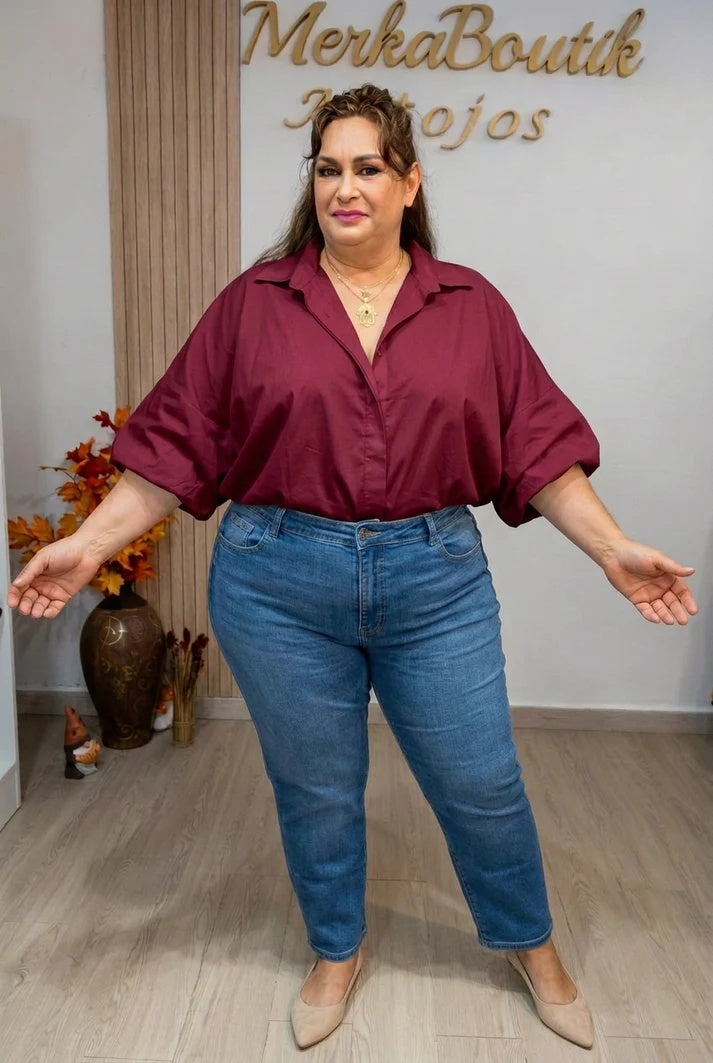 Blusa Paty Globo burdeos con mangas globo y cuello camisero, combinada con vaqueros
