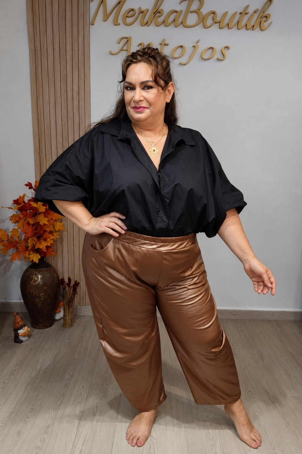 Blusa Paty Globo burdeos con mangas globo y cuello camisero, combinada con vaqueros