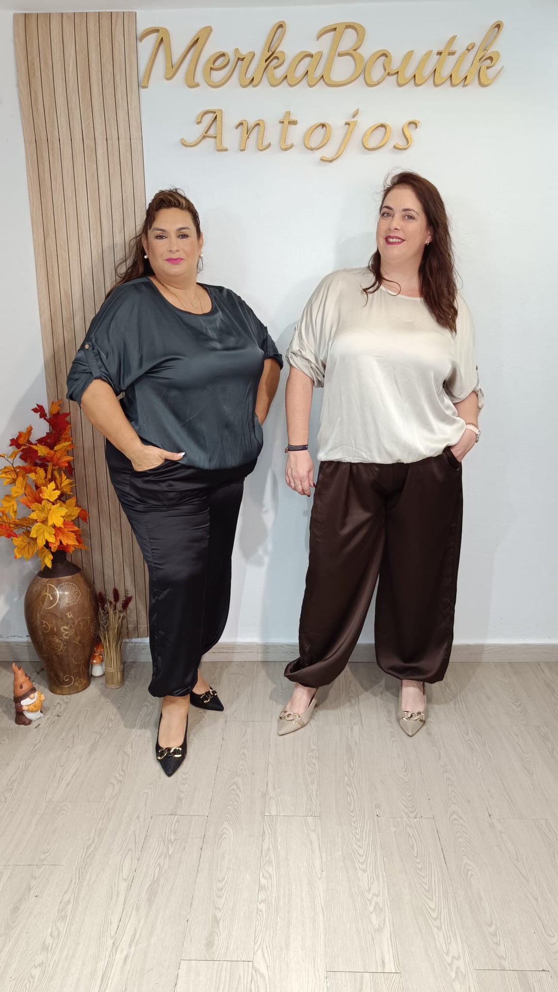 Blusa Satén Roma en gris plomo y blanco, de corte holgado, mostrada por dos modelos