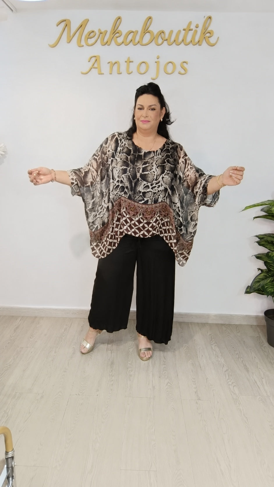 Modelo curvy con Blusón Print Gil y prenda en perchero