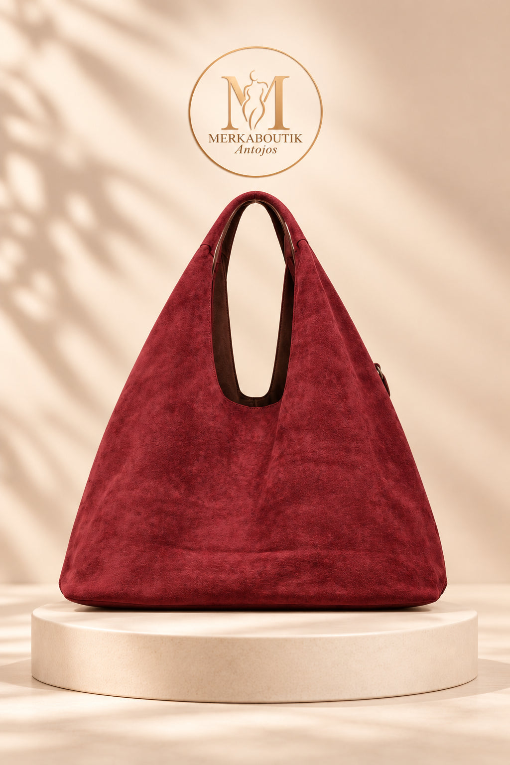 Bolso Bolonia de antelina en color burdeos, complemento elegante para looks casuales y de ocasión