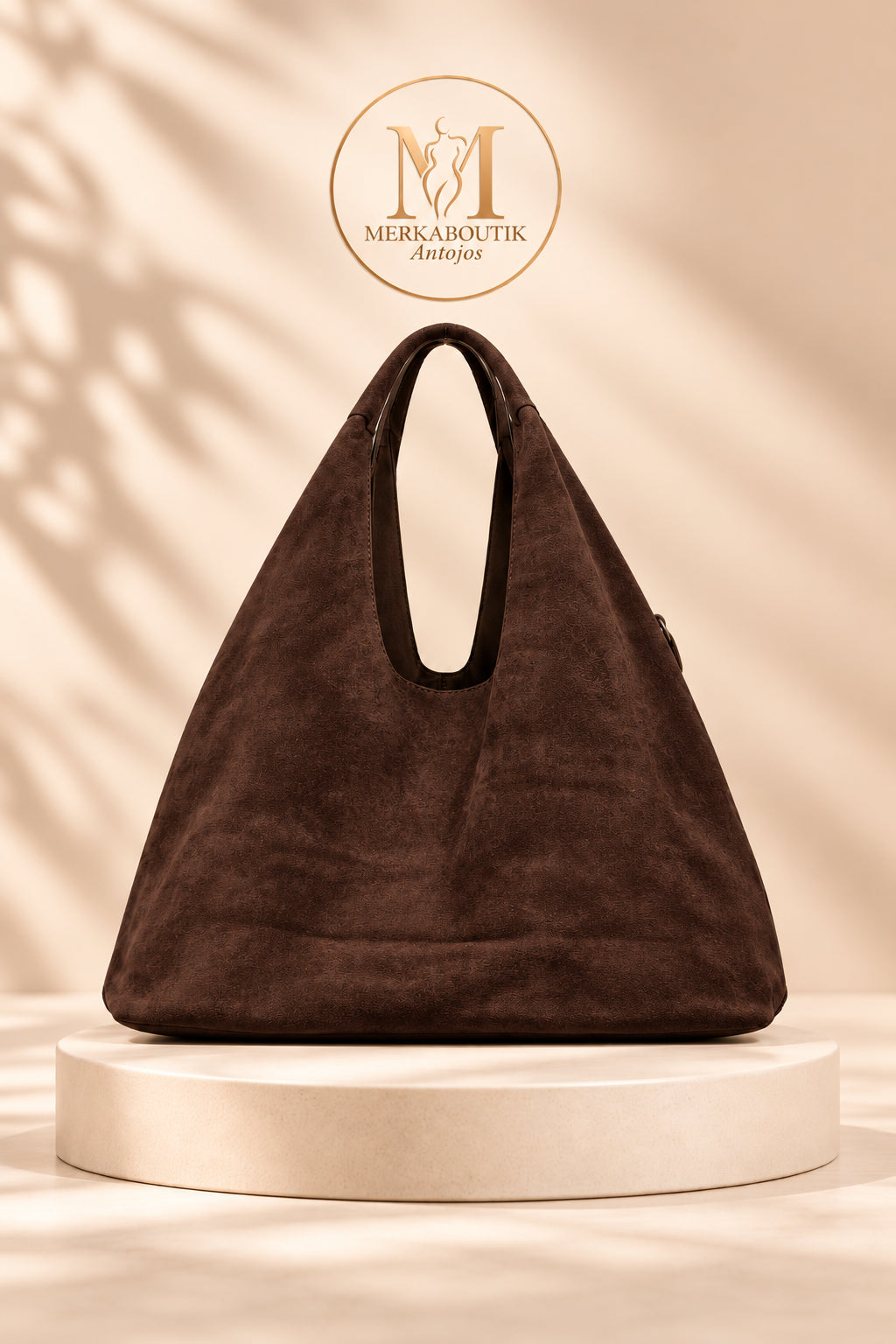 Bolso Bolonia de antelina en color burdeos, complemento elegante para looks casuales y de ocasión