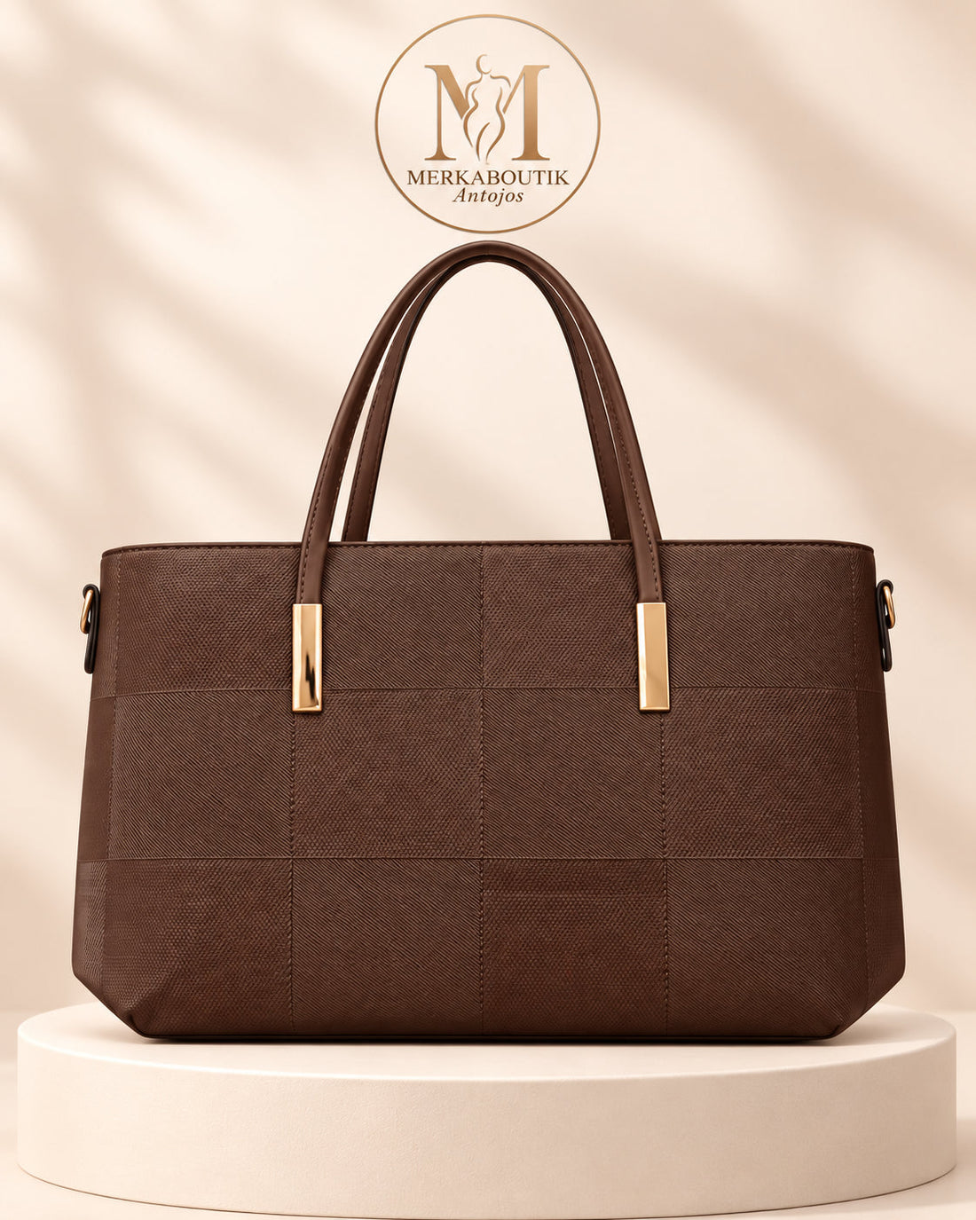 Bolso Sicilia grande de polipiel en color negro, con cierre superior de cremallera