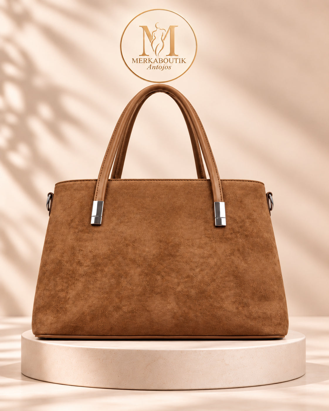 Bolso Turín grande de antelina en color camel, con cierre superior de cremallera