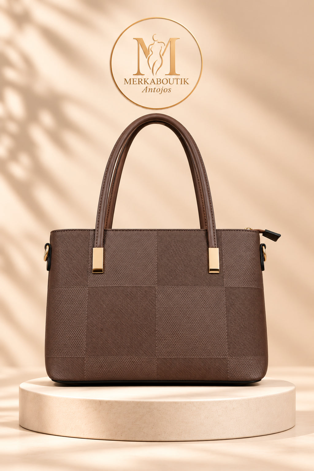 Bolso Venecia pequeño de polipiel en color taupe, con cierre superior de cremallera