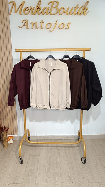 Bomber Andrea estilo cortavientos curvy con cuello camisero y cremallera