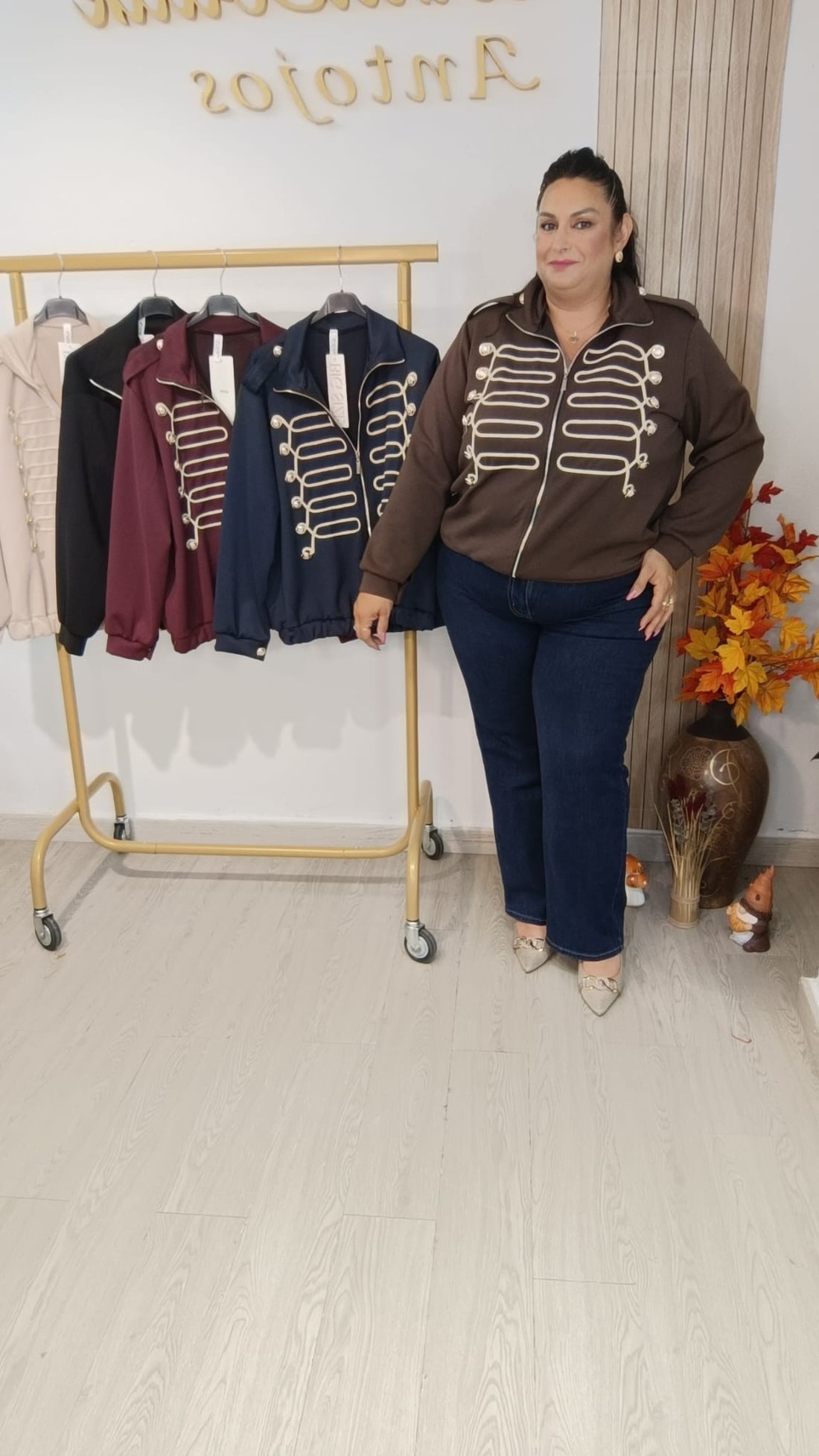 Bomber Militar curvy en color chocolate con pasamanería en contraste