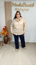 Camisa Básica Maxi curvy en color beige, vista completa en modelo, tallas 48 a 54