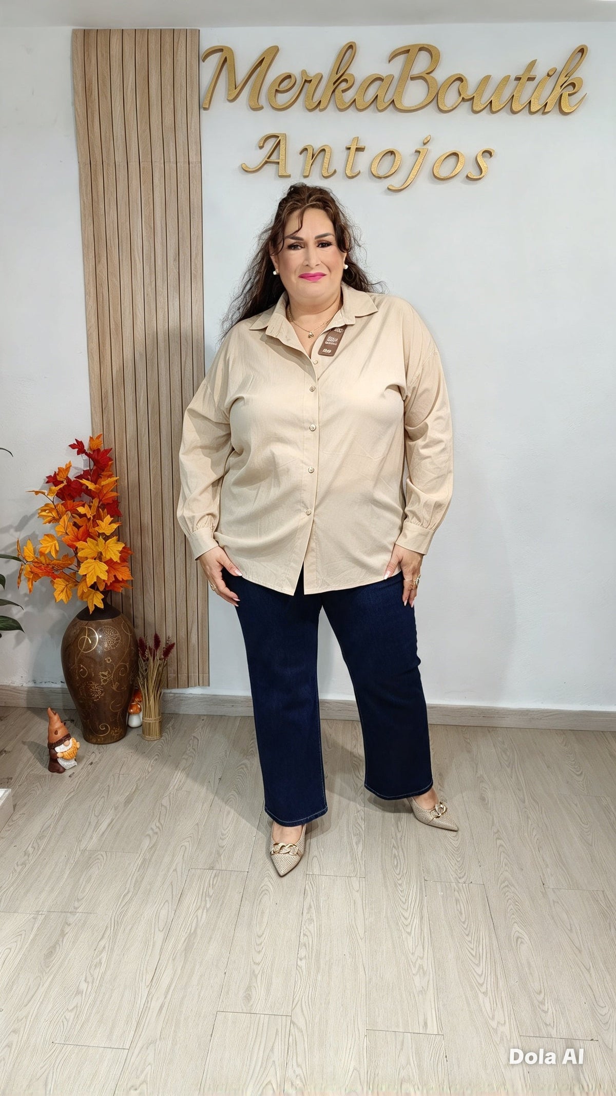 Camisa Básica Maxi curvy en color beige, vista completa en modelo, tallas 48 a 54