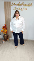 Camisa Básica Maxi curvy en color blanco, segunda fotografía de la prenda