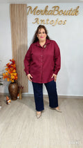 Camisa Básica Maxi curvy en color burdeos, vista completa en modelo, tallas 48 a 54