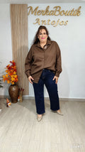 Camisa Básica Maxi curvy en color chocolate, vista completa en modelo, tallas 48 a 54