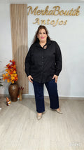 Camisa Básica Maxi curvy en color negro, vista completa en modelo, tallas 48 a 54