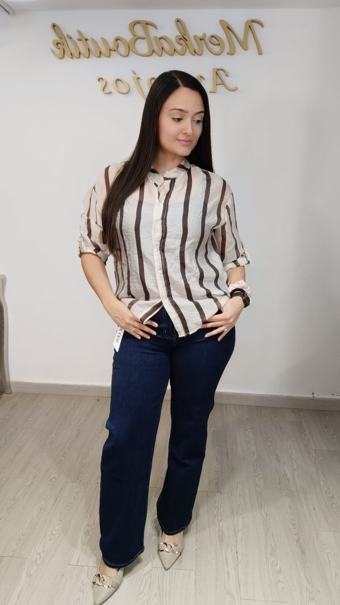 Modelo con Camisa Rayas Lirica beige y blanca de tejido tencel