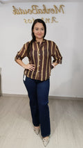 Modelo con Camisa Rayas Lirica chocolate y beige de tejido tencel