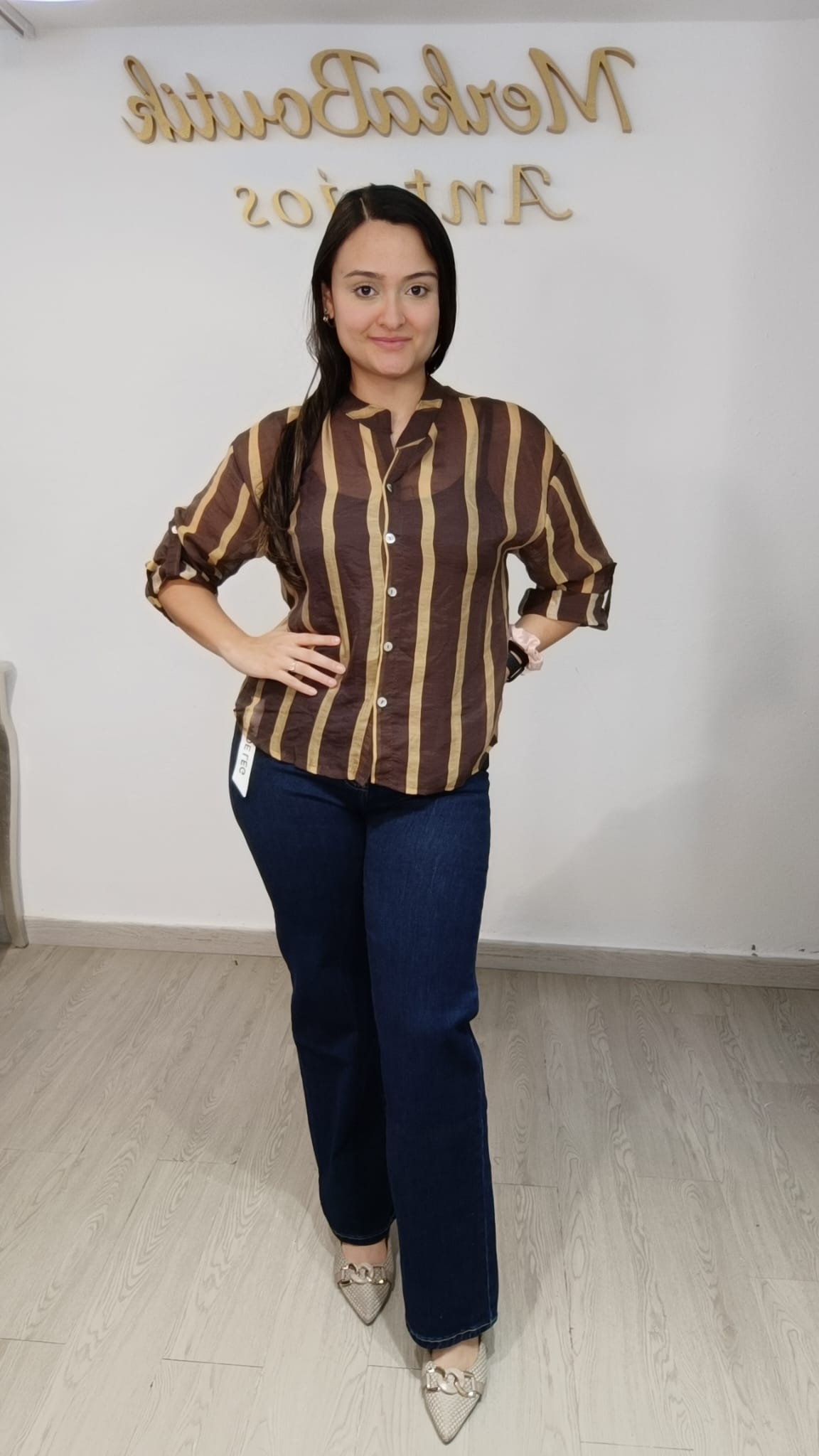 Modelo con Camisa Rayas Lirica chocolate y beige de tejido tencel