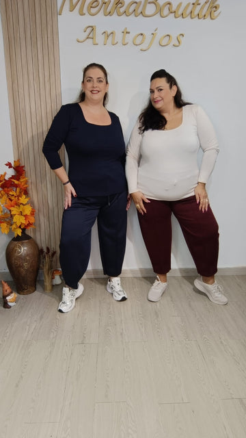 Dos modelos con Camiseta Básica Manga Larga Curvy en looks casuales