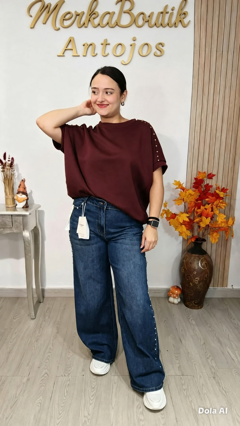 Modelo curvy con Camiseta Beatriz Tachuelas chocolate junto a perchero