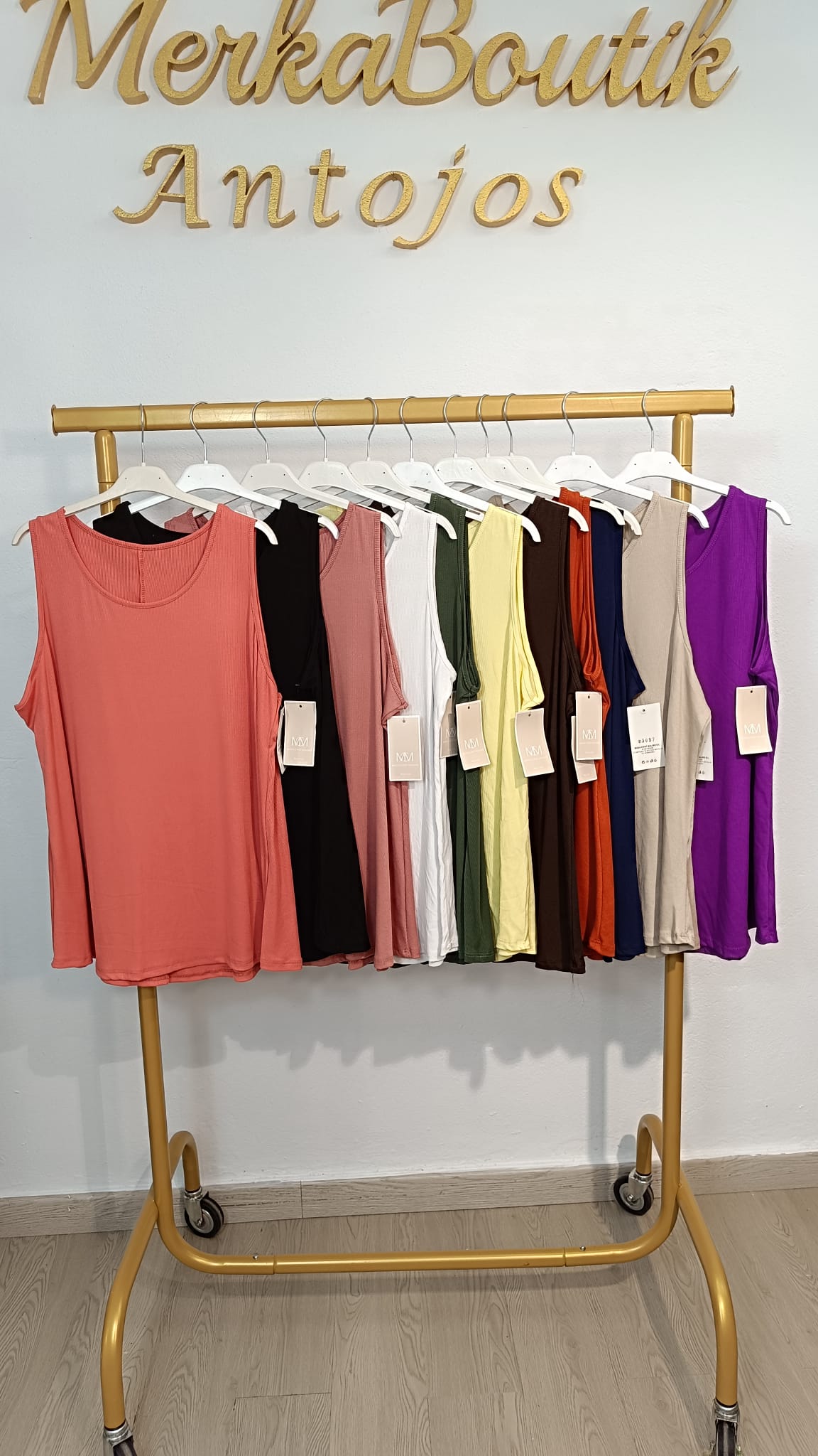 Camiseta Canalé Curvy coral y varios colores en perchero