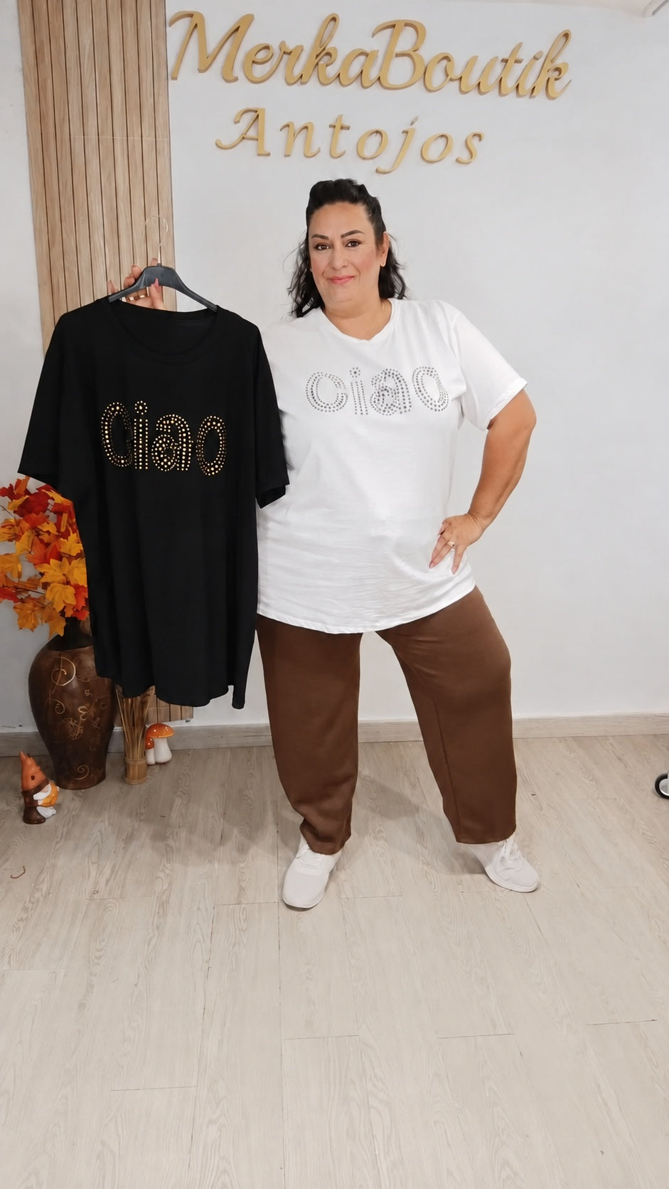 Modelo con Camiseta Ciao blanca y camiseta negra en perchero