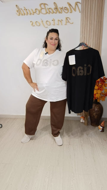 Modelo con Camiseta Ciao blanca y camiseta negra en perchero
