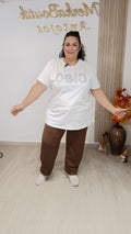 Modelo con Camiseta Ciao blanca de algodón y detalle de pedrería