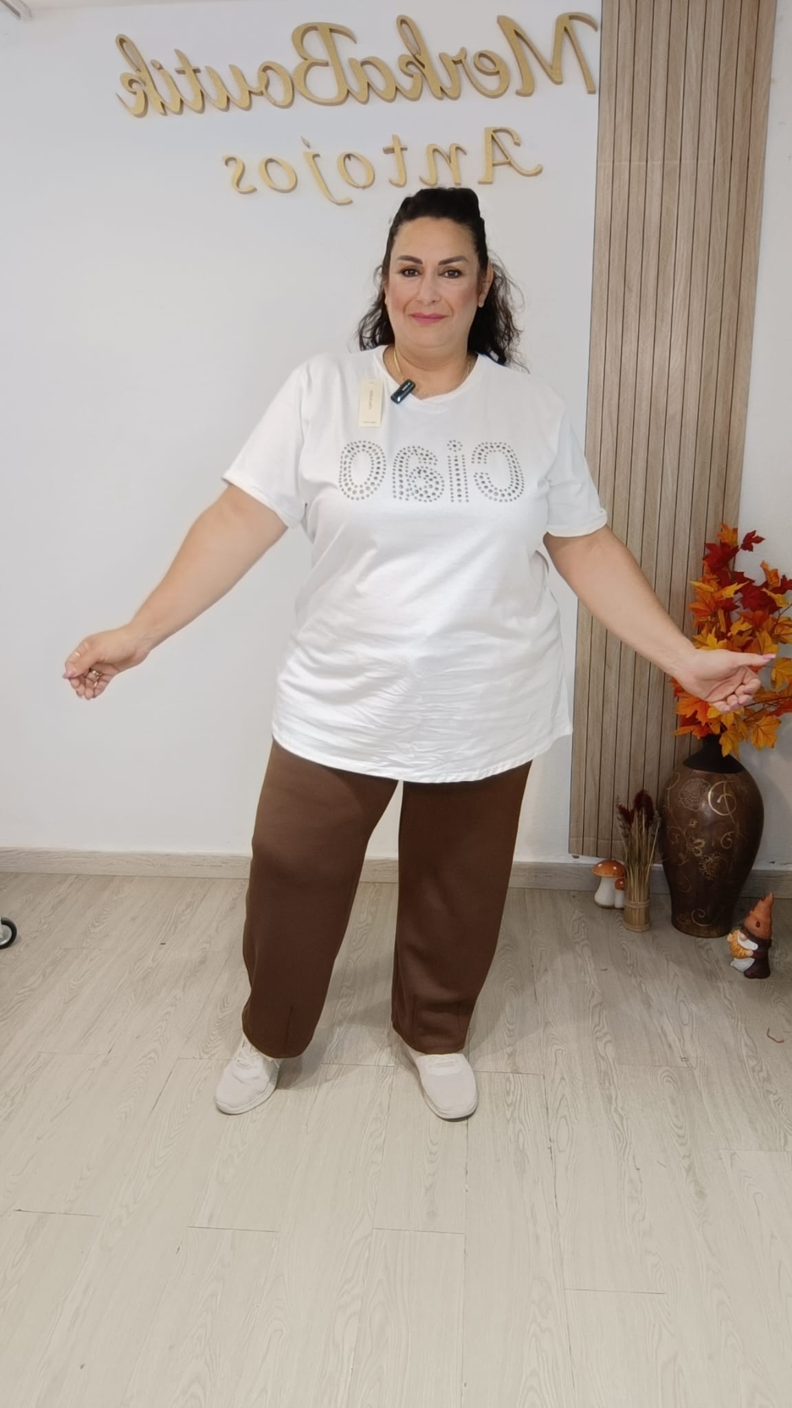 Modelo con Camiseta Ciao blanca de algodón y detalle de pedrería