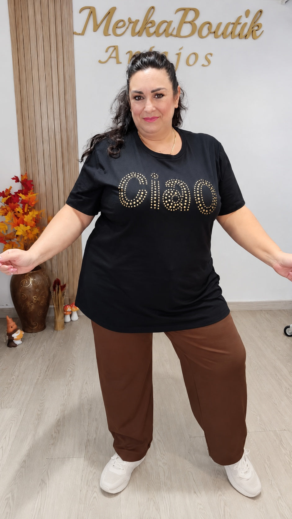 Modelo con Camiseta Ciao blanca y camiseta negra en perchero
