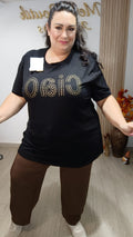 Modelo con Camiseta Ciao negra de algodón y detalle de pedrería