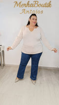 Modelo curvy con Camiseta Otoño beige de algodón y manga larga
