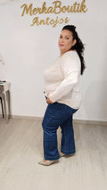 Modelo curvy de perfil con Camiseta Otoño beige