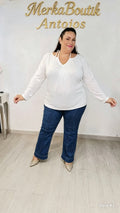 Modelo curvy con Camiseta Otoño blanca de algodón