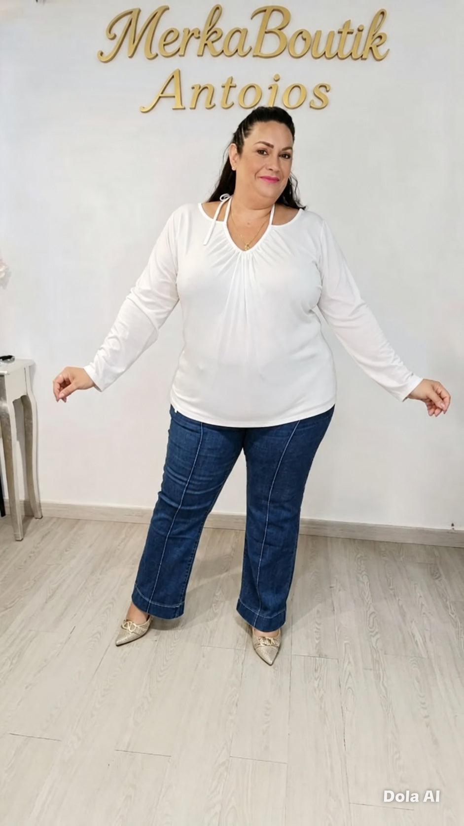 Modelo curvy con Camiseta Otoño blanca de algodón