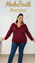 Modelo curvy con Camiseta Otoño burdeos y escote en V