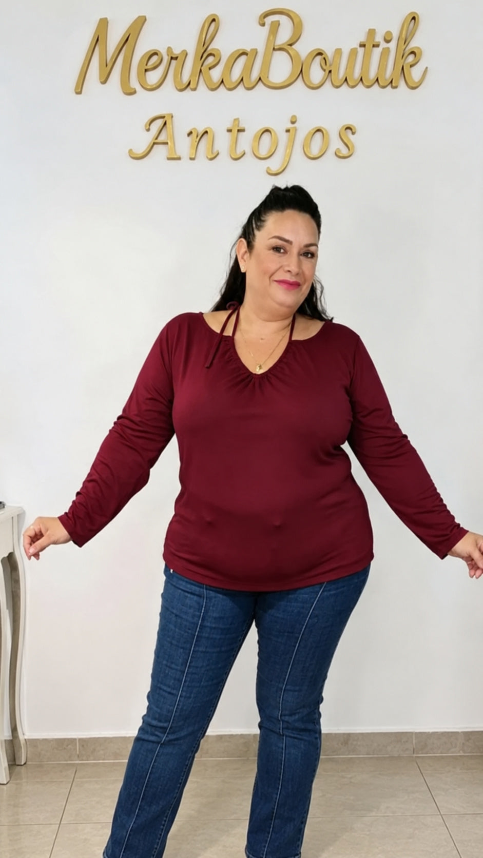 Modelo curvy con Camiseta Otoño burdeos y escote en V