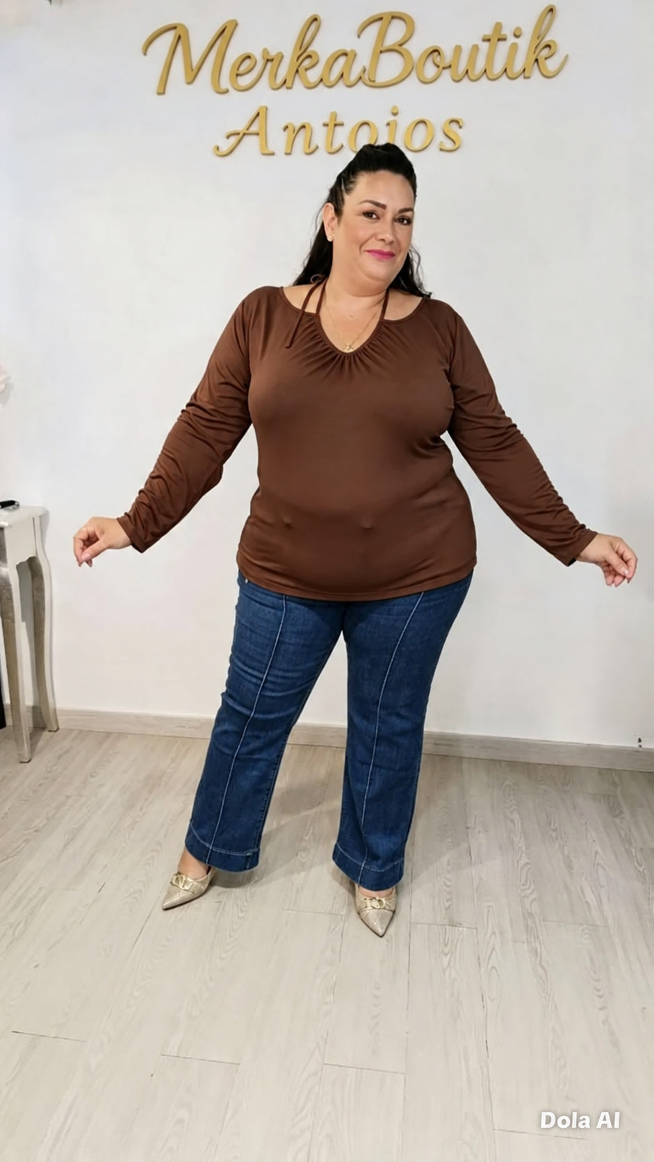 Modelo curvy con Camiseta Otoño chocolate de manga larga