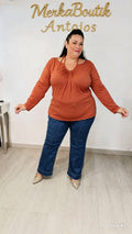 Modelo curvy con Camiseta Otoño caldera y escote en V