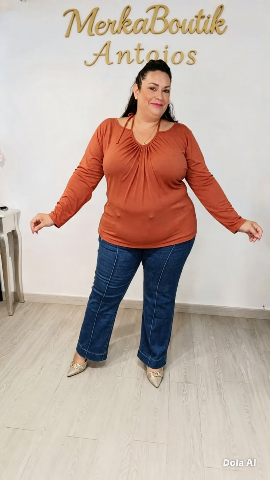 Modelo curvy con Camiseta Otoño caldera y escote en V