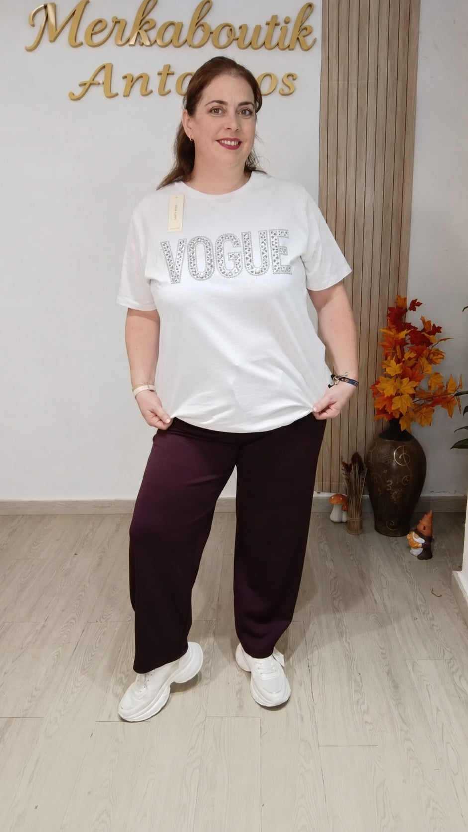Modelo con Camiseta Vogue blanca junto a camisetas en varios colores