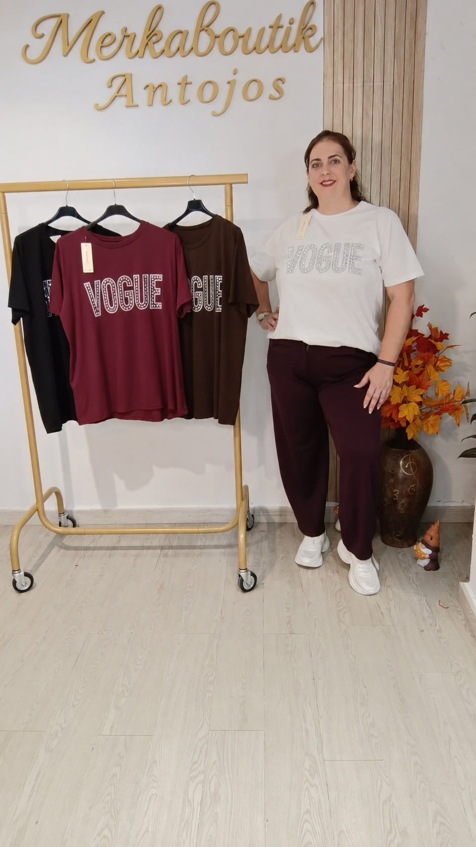 Modelo con Camiseta Vogue blanca junto a camisetas en varios colores