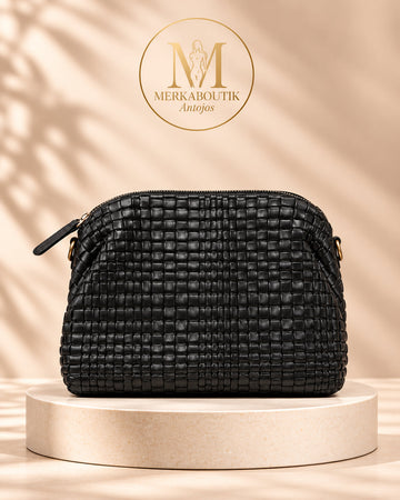 Cartera Catania negra de mano con textura efecto tejido, cierre de cremallera y boquilla articulada, con anillas para correa desmontable