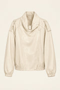 Cazadora Polipiel Amancio beige con detalles de botones a presión en hombros y corte biker