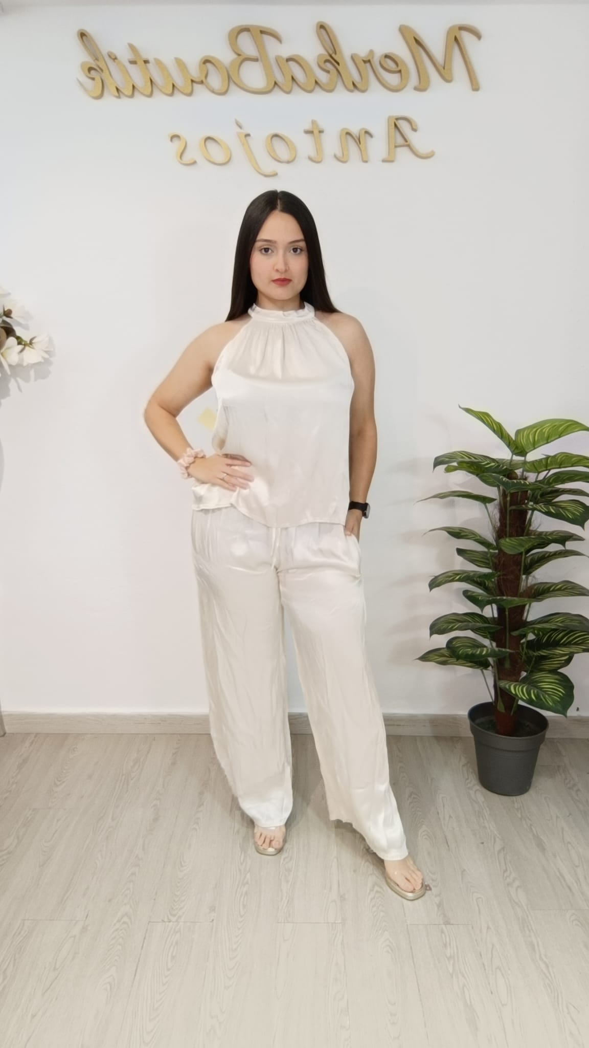 Conjunto Alejandra de satén con caída fluida